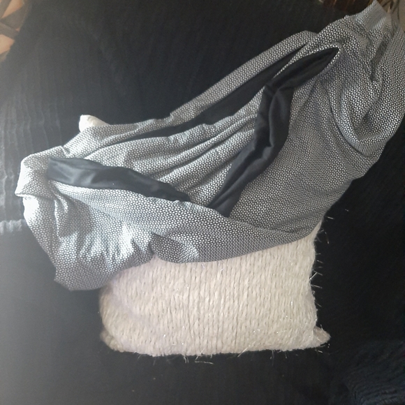 Large Black & White print scarf sold on title - Picture 5 of 5